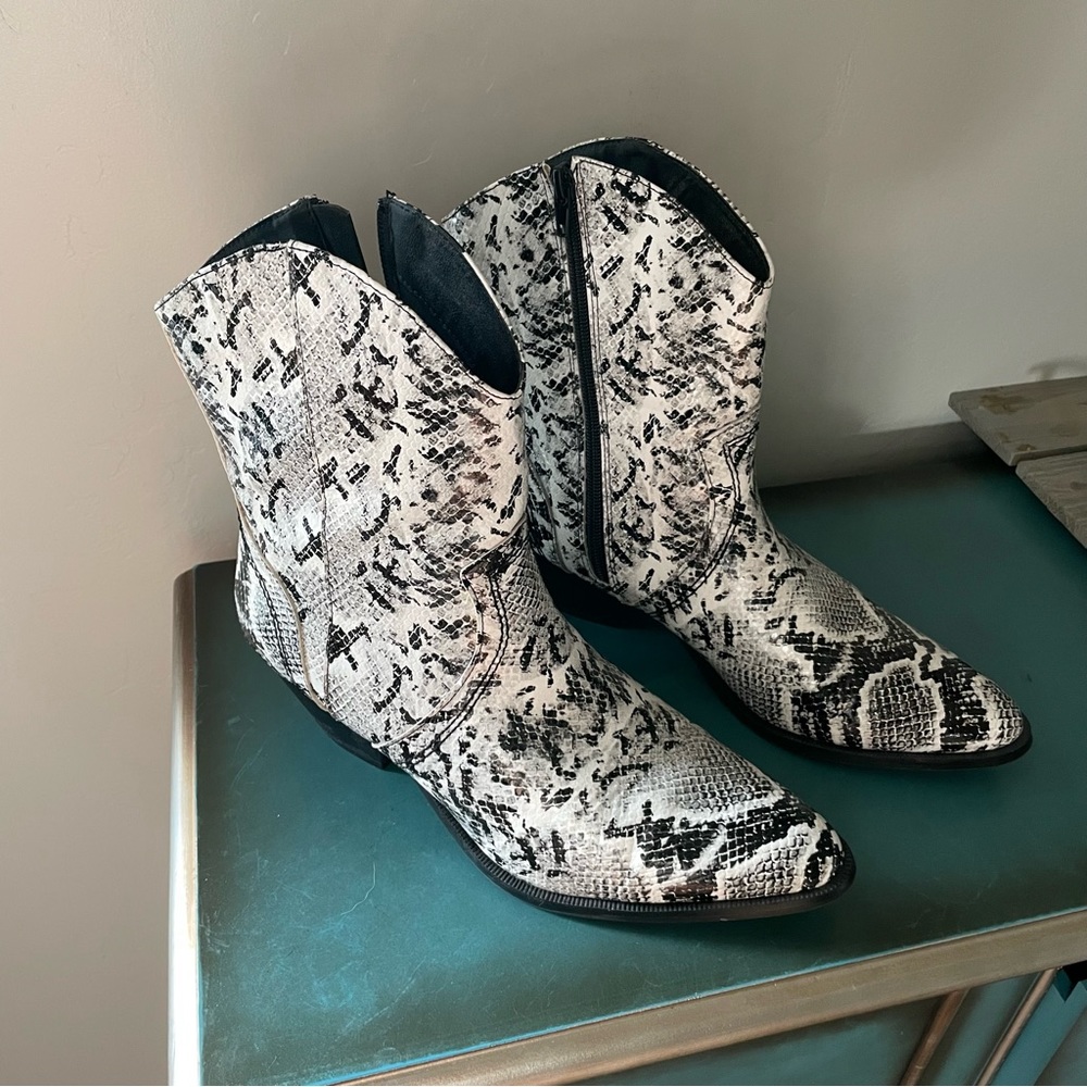 Nasty Gal Snake the Risk Faux Leather Western Boots (Size 9) - Picture 3 of 7